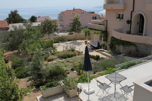 Apartments with a parking space Makarska - 6667 - image 3