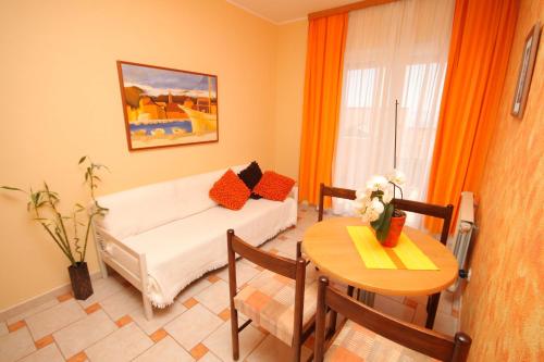 Apartments by the sea Tucepi Makarska - 6806 - image 11