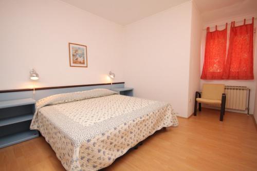 Apartments by the sea Tucepi Makarska - 6806 - image 12