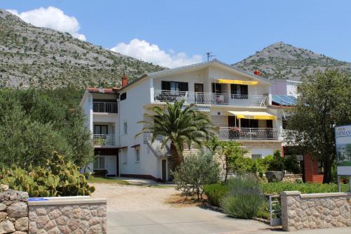 Apartments with a parking space Starigrad, Paklenica - 6527 - Location saisonnière - Starigrad-Paklenica