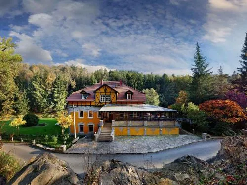 Villa Rotschoenberg im Tal der Freiberger Mulde in Großschirma, Deutschland