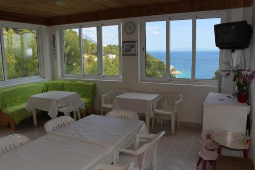Apartments with a parking space Brela Makarska - 6906 - main image