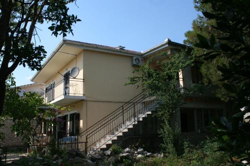 Apartments by the sea Starigrad, Paklenica - 6609 - Location saisonnière - Starigrad-Paklenica