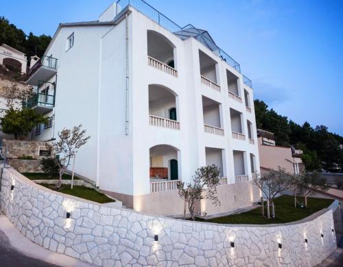  Apartments by the sea Brela, Makarska - 6689 in Brela