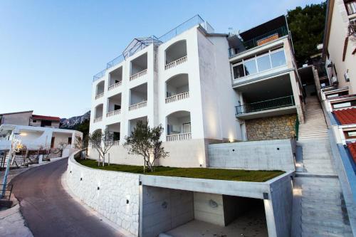  Apartments by the sea Brela, Makarska - 6689 in Brela
