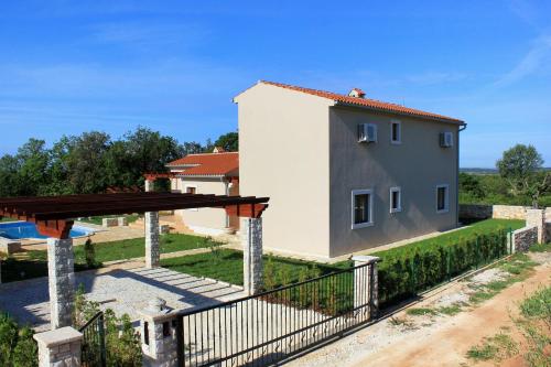Family friendly house with a swimming pool Valtura Pula - 6913 - image 4