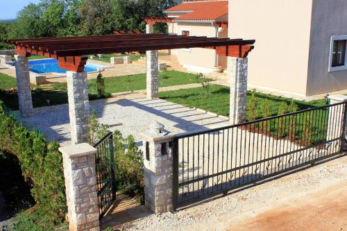 Family friendly house with a swimming pool Valtura Pula - 6913 - image 8