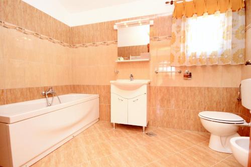 Family friendly house with a swimming pool Valtura Pula - 6913 - image 14
