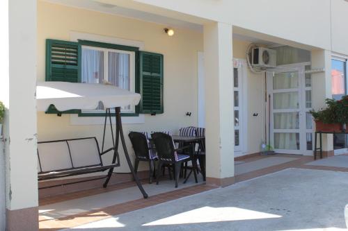 Apartments by the sea Bilo Primosten - 8364 - image 9