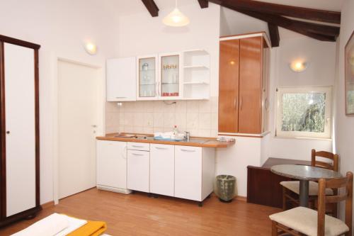 Apartments by the sea Bilo Primosten - 8364 - image 6