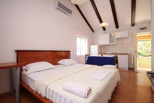 Apartments by the sea Bilo Primosten - 8364 - image 3