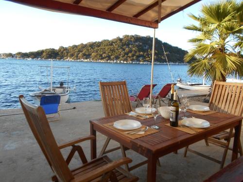 ระเบียง/ชานเรือน, Apartments by the sea Zaklopatica, Lastovo - 8346 in ลาสโตโว
