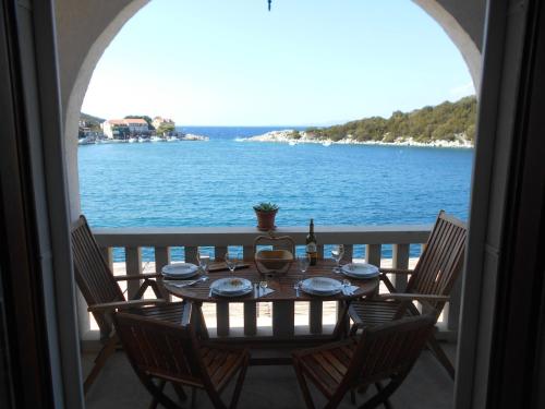 ระเบียง/ชานเรือน, Apartments by the sea Zaklopatica, Lastovo - 8346 in ลาสโตโว