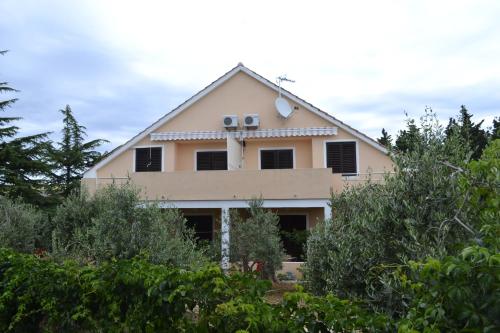  Apartments with a parking space Ugljan - 8241 in Ugljan