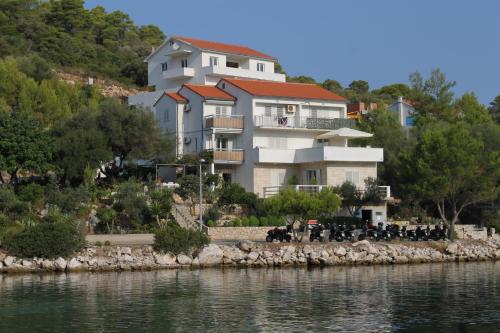  Apartments by the sea Pasadur, Lastovo - 8351 in Ubli