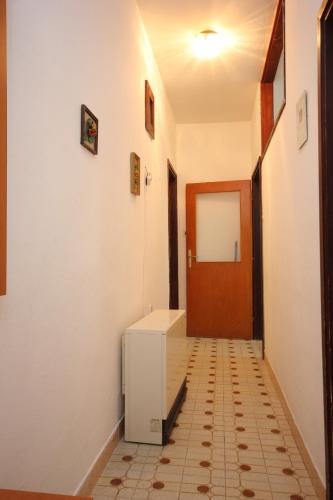 Apartments with a parking space Poljana Ugljan - 8473 - image 10