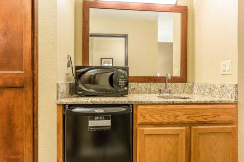 Comfort Inn & Suites East Moline near I-80