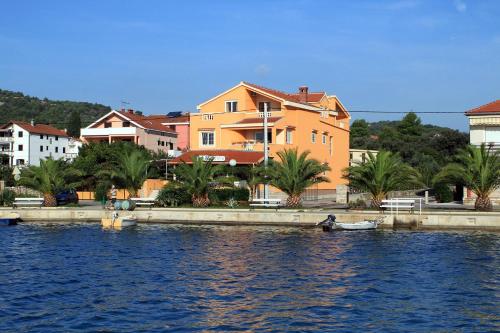  Apartments by the sea Kukljica, Ugljan - 8478, Pension in Kukljica