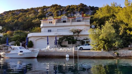  Apartments by the sea Pasadur, Lastovo - 8386 in Lastovo