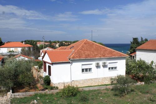  Apartments by the sea Ugljan - 8304, Pension in Ugljan