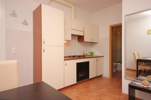 Konyha, Apartments by the sea Zavala, Hvar - 8637 in Zavala