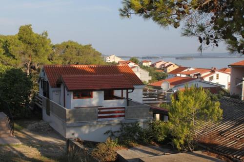  Apartments by the sea Tkon, Pasman - 8395, Pension in Tkon bei Island Gangaro