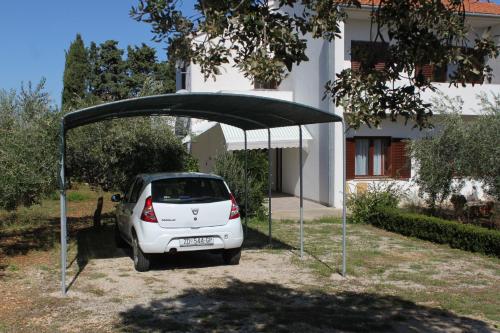 Apartments with a parking space Ugljan - 8403 - image 10