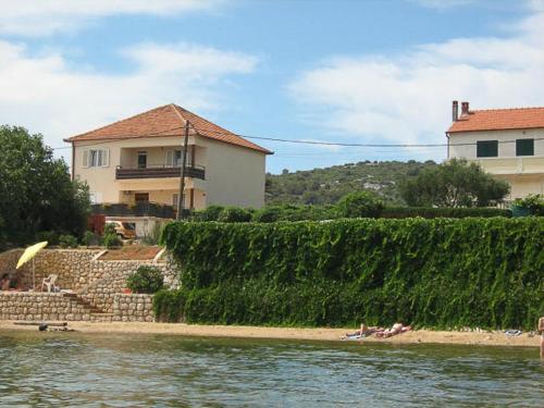 B&B Tkon - Apartments by the sea Tkon, Pasman - 8410 - Bed and Breakfast Tkon