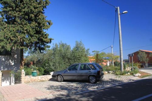 Apartments with a parking space Preko Ugljan - 8431 - image 10
