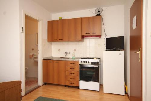 Apartments with a parking space Susica Ugljan - 8265 - image 13
