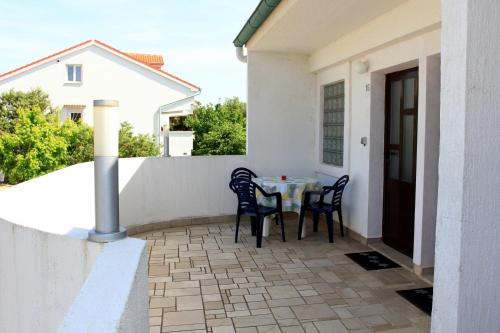 One-Bedroom Apartment with Terrace and Sea View image 8