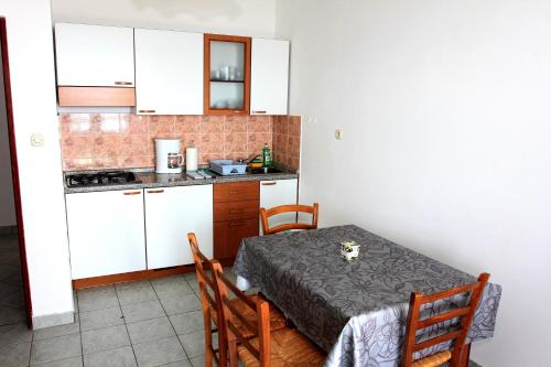 Apartments by the sea Mandre Pag - 8655 - image 4