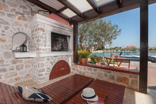 Apartments by the sea Poljana Ugljan - 8432 - image 4