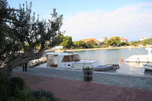Apartments by the sea Poljana Ugljan - 8432 - image 14