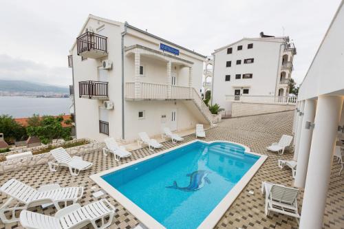 Seaside apartments with a swimming pool Okrug Donji Ciovo - 8664 Trogir 