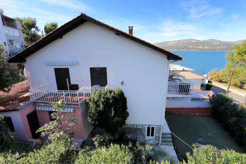 Apartments by the sea Arbanija Ciovo - 8651 - image 8