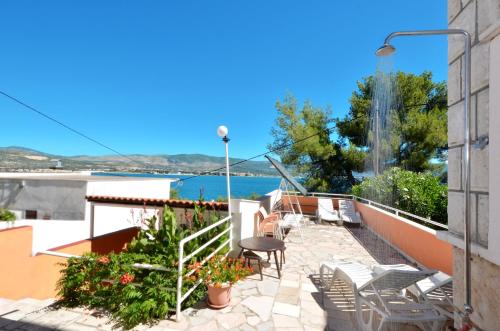 Apartments by the sea Arbanija Ciovo - 8651 - image 2