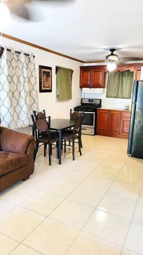 2 bedroom apartmen in the heart of west end!, Роатан