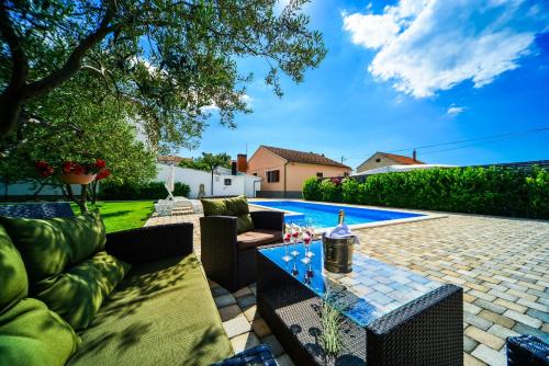 Family friendly apartments with a swimming pool Biograd na Moru Biograd - 8371 - image 2