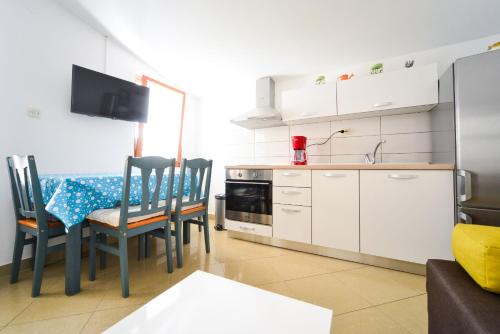 Family friendly apartments with a swimming pool Biograd na Moru Biograd - 8370 - image 9