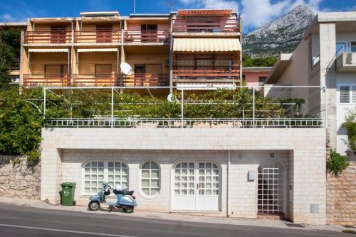 Apartments With A Parking Space Makarska - 8817