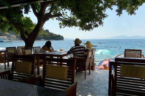 Apartments by the sea Drvenik Donja vala, Makarska - 8807 in Drvenik