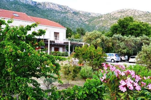  Apartments with a parking space Brsecine, Dubrovnik - 8548, Pension in Brsečine