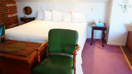 Harbor Haus Inn & Suites