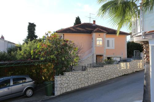 Apartments with a parking space Okrug Gornji Ciovo - 10343 - image 5