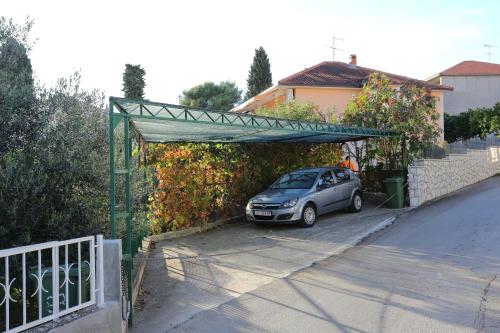 Apartments with a parking space Okrug Gornji Ciovo - 10343 - image 10
