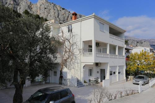  Apartments with a parking space Omis - 10351 in Omiš