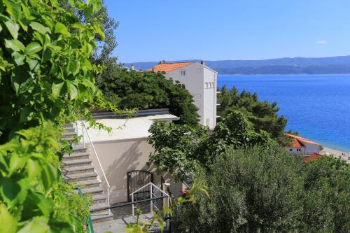 Seaside holiday house Stanici, Omis - 10357 - Tice