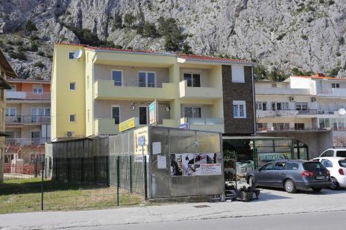 Apartments with a parking space Omis - 10362