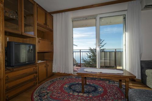 Apartments with parking spaces Klenovica, Novi Vinodolski - 11028 in เคลโนวิกา